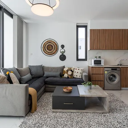 Taupe's 2-bedroom In Lárnaka