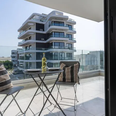 Taupe's 2-bedroom In Apartman Lárnaka
